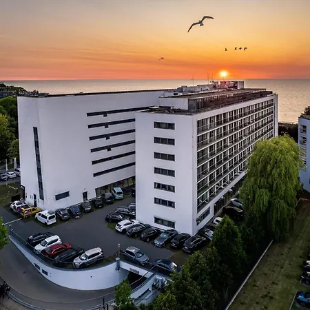 Marine, Sun & Snow *